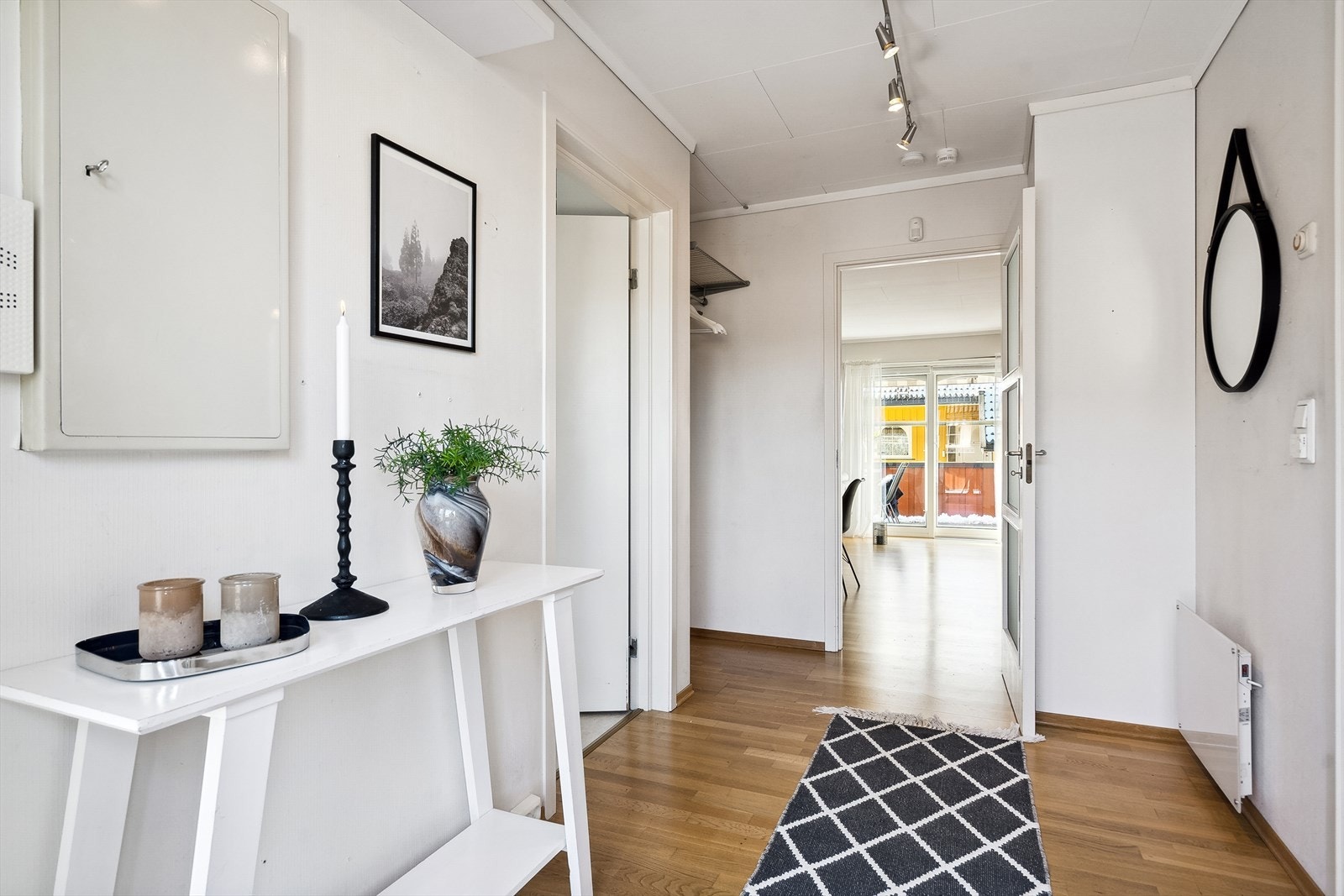 Romslig hall, som gir en god romfølelse! Galleribilde
