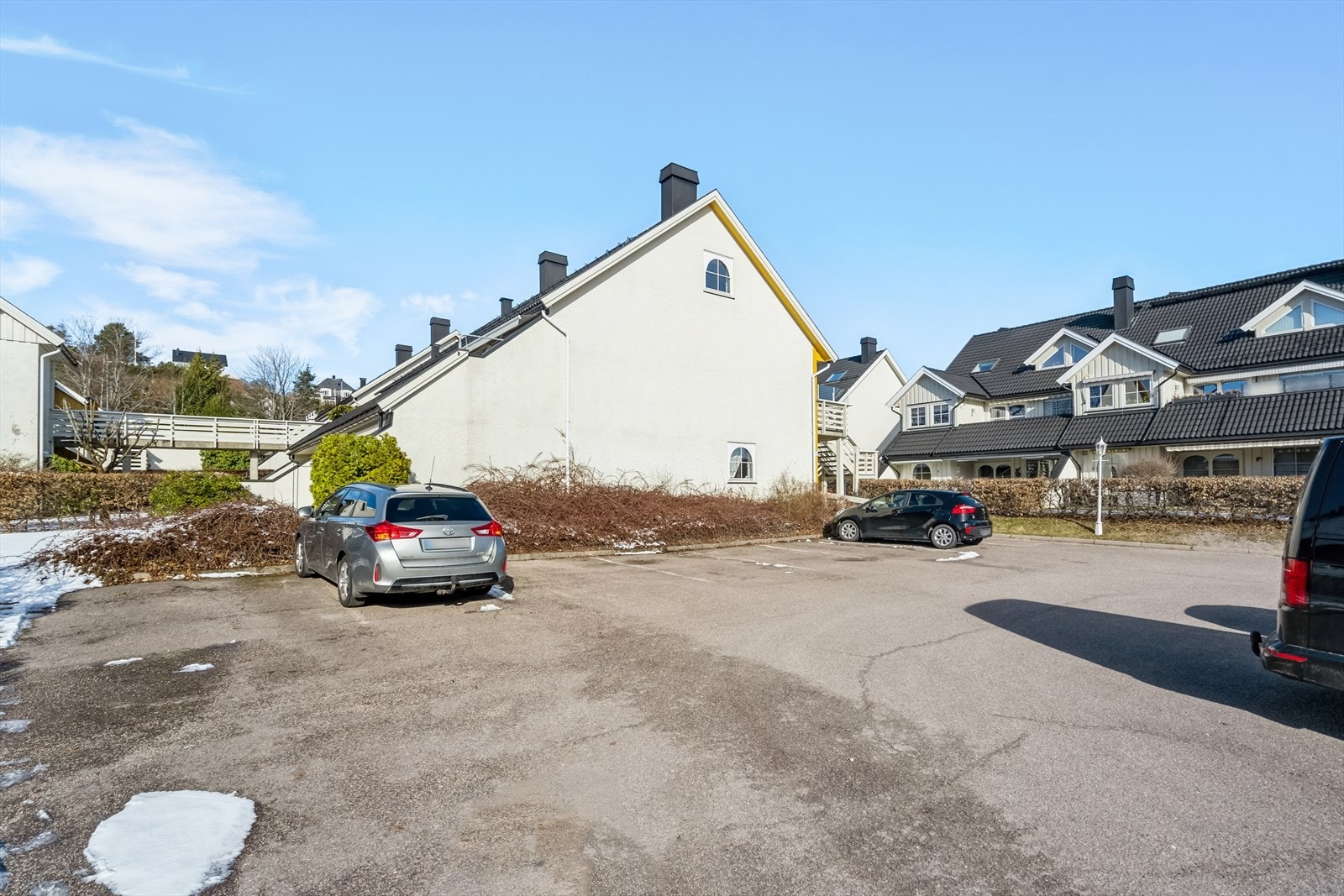 Det er stor parkeringsplass/gjesteparkering tilhørende sameiet. I tillegg disponerer denne garasjeplass i felles garasjeanlegg. Galleribilde