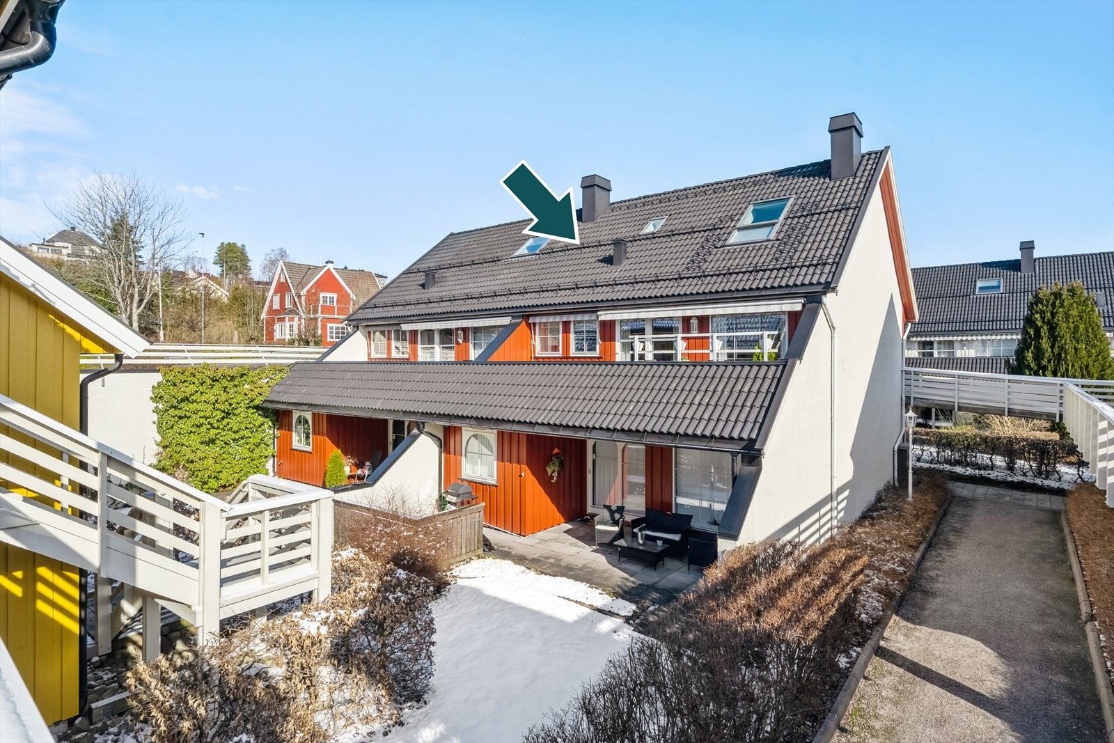 Det er adkomst til leiligheten via heis eller trapper. Leiligheten går over to plan, men kan fint bebos på en flate. Galleribilde
