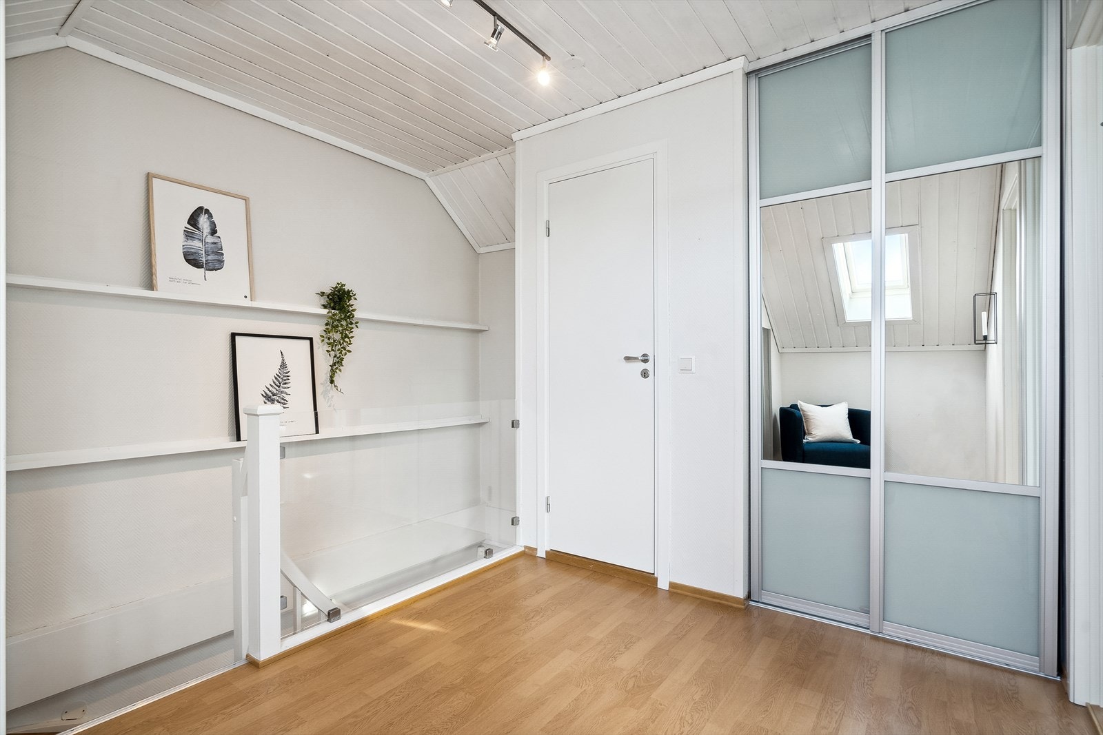 I trappegangen er det også godt med garderobeplass. Galleribilde