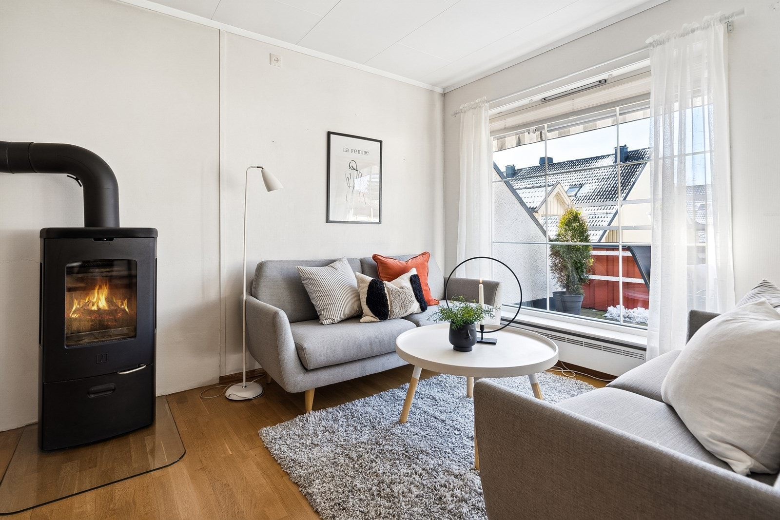 Nyere peisovn, som er både til nytte og hygge på kalde vinterdager og mørke høstkvelder. Galleribilde