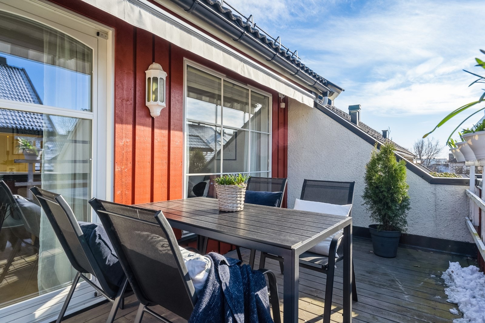Her sitter man både skjermet og godt i le, i tillegg skjermer terrassemarkisen både mot sol og lett sommerregn. . Galleribilde
