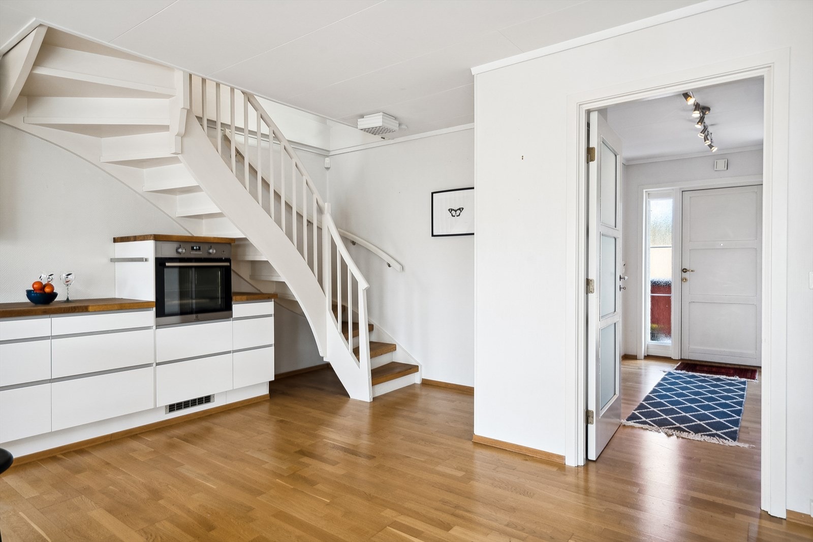 Trappen til 2. etg. i leiligheten går fra kjøkkenet, noe som innlemmer 2. etg. fint til hovedetasjen. Galleribilde