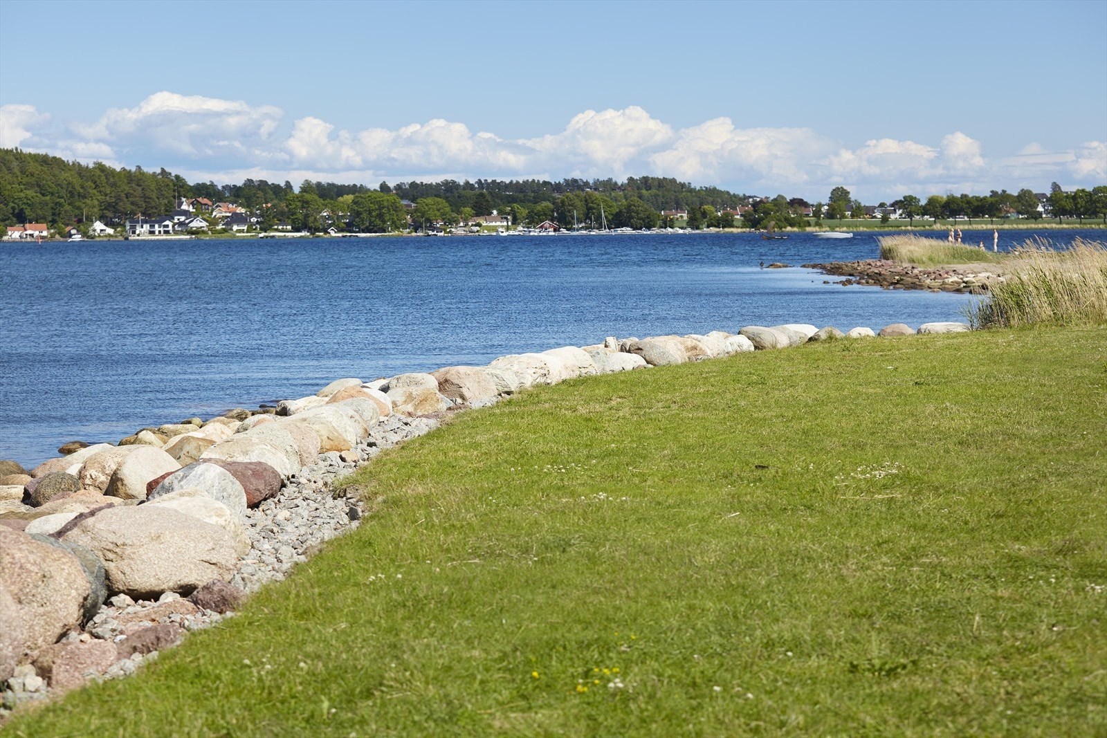 I tilknytning til Rosanesparken finner vi også badestrand og småbåthavn. Galleribilde