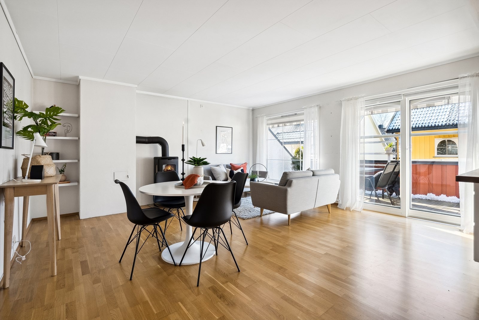 Det er store vinduer i hele fronten som slipper inn rikelig med sol- og dagslys. Galleribilde