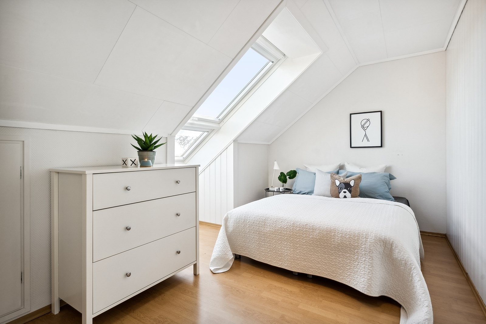 Det er godt med lagringsplass i kott på begge soverommene. Galleribilde