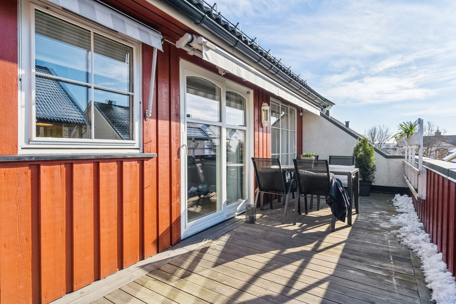 Leiligheten har en stor og solrik terrasse, hvor det er fin plass til flere sittegrupper. Galleribilde