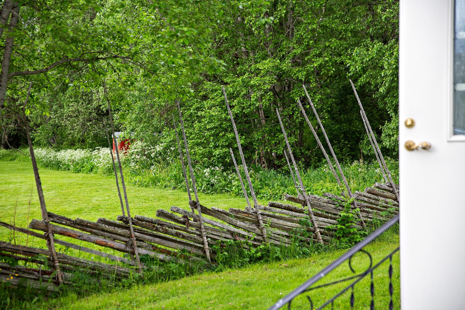 Skigard mot naboeiendommen. Galleribilde