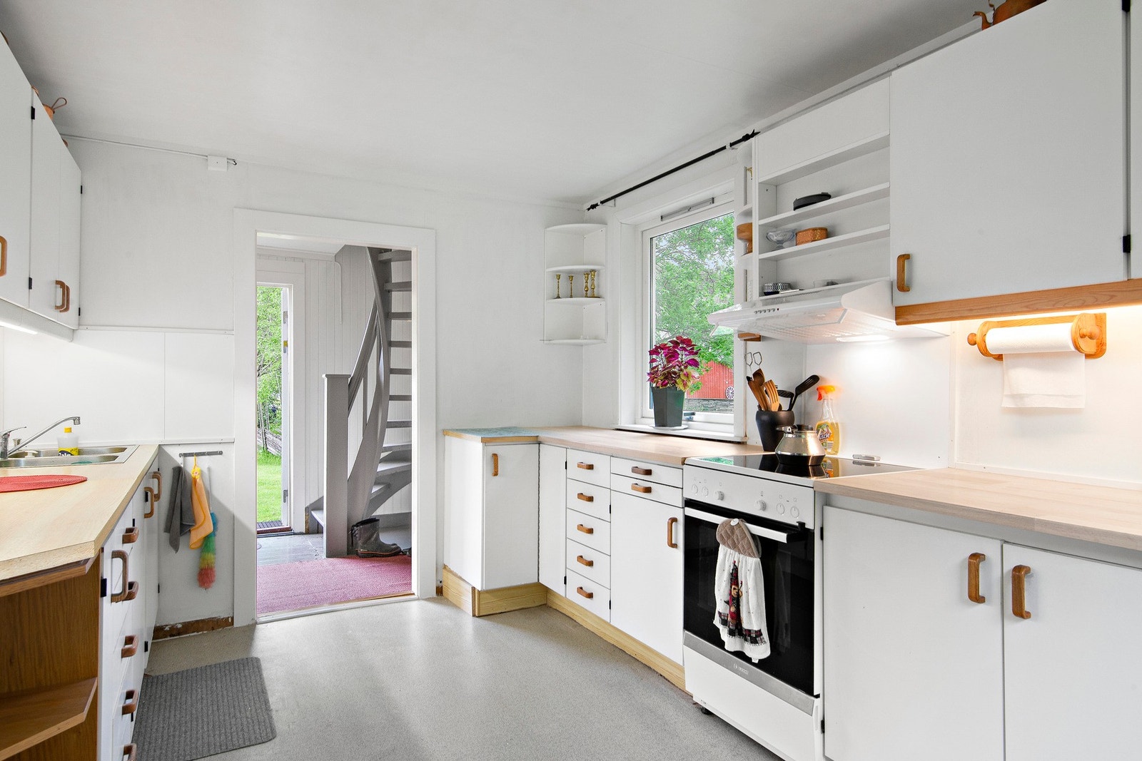 Kjøkken, entre med trapp til andre etasje. Galleribilde