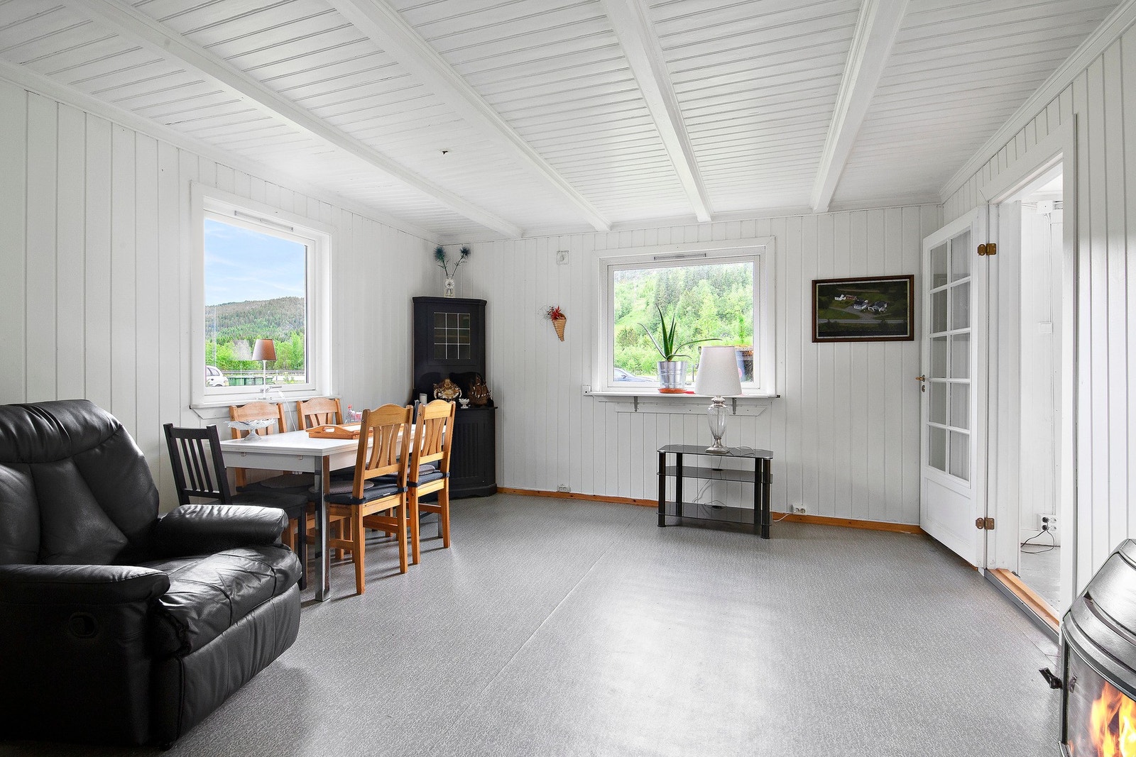 Stue med vedovn. Galleribilde