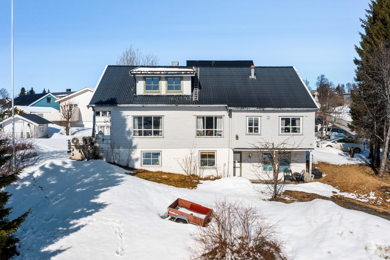 Boligen har en stor gressplen hvor man kan tilbringe tid med venner og familie på varme sommerdager
