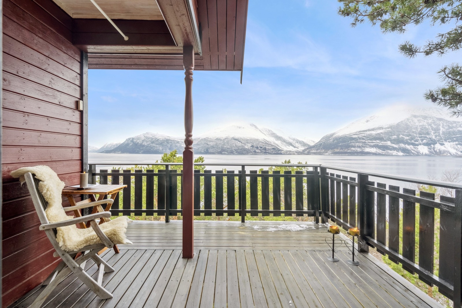 Ligger på en høyde med nydelig utsikt Galleribilde