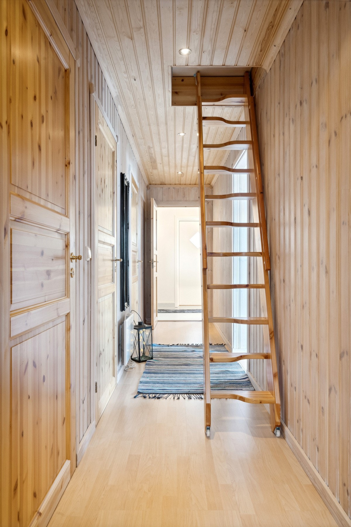 Entre med oppgang til hemsen Galleribilde