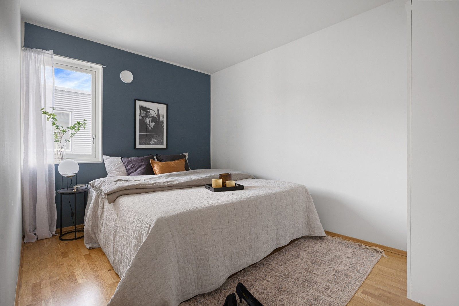 Hovedsoverommet er av god størrelse med plass til stor seng og klesoppbevaring.