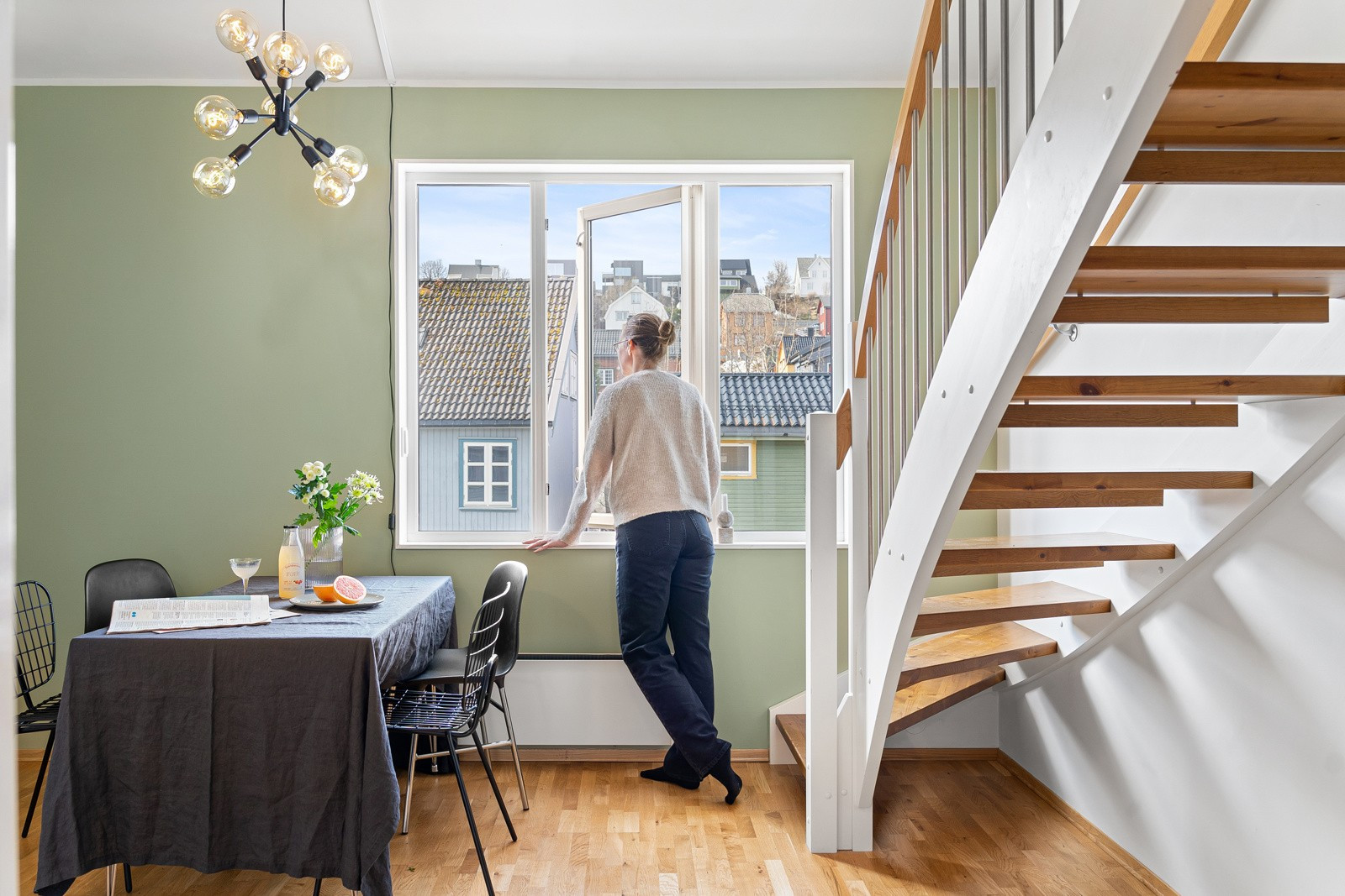 Boligen strekker seg over 2 plan og har en fleksibel planløsning.