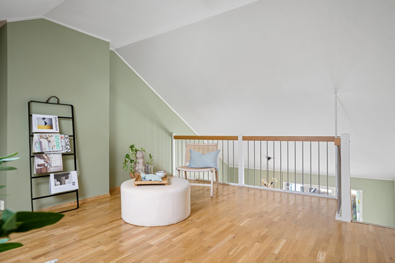 Opp trappen har du en romslig loftstue med flere bruksområder.