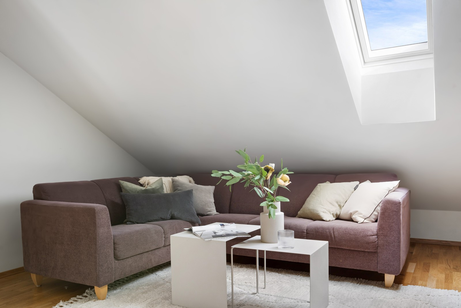 God plass til stor sofa med tilhørende sofabord samt evt. tilhørende stoler.