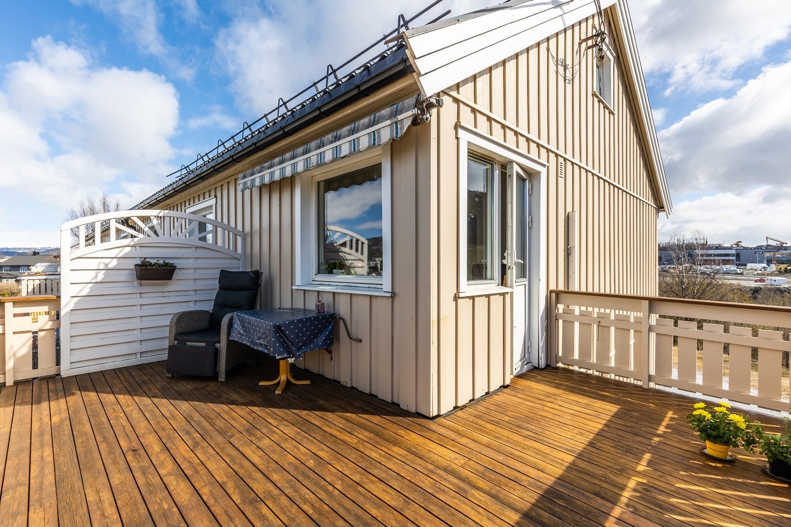 Midtsommers har du solen på terrassen fra 06.30 til 23.30! Galleribilde