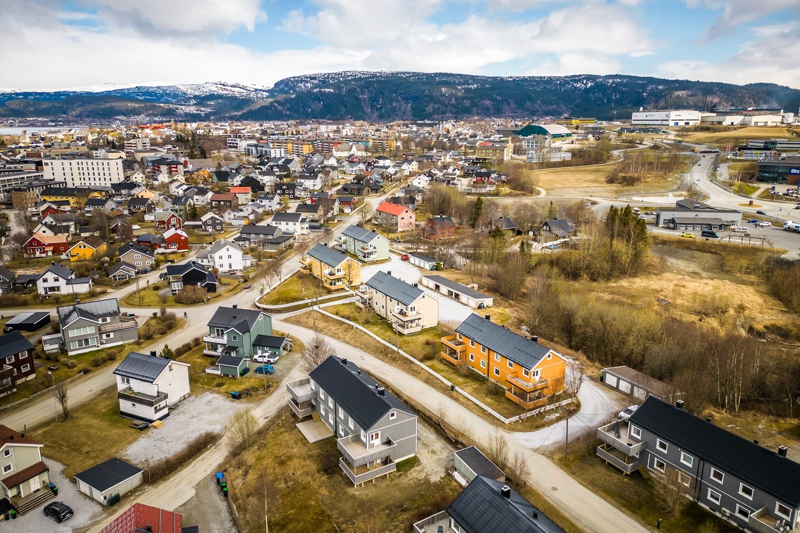 Av turmål i gangavstand ligger strandpromenaden, Revelneset/Klokkerhagen og Finnsetvegen/Appelsinhaugen Galleribilde