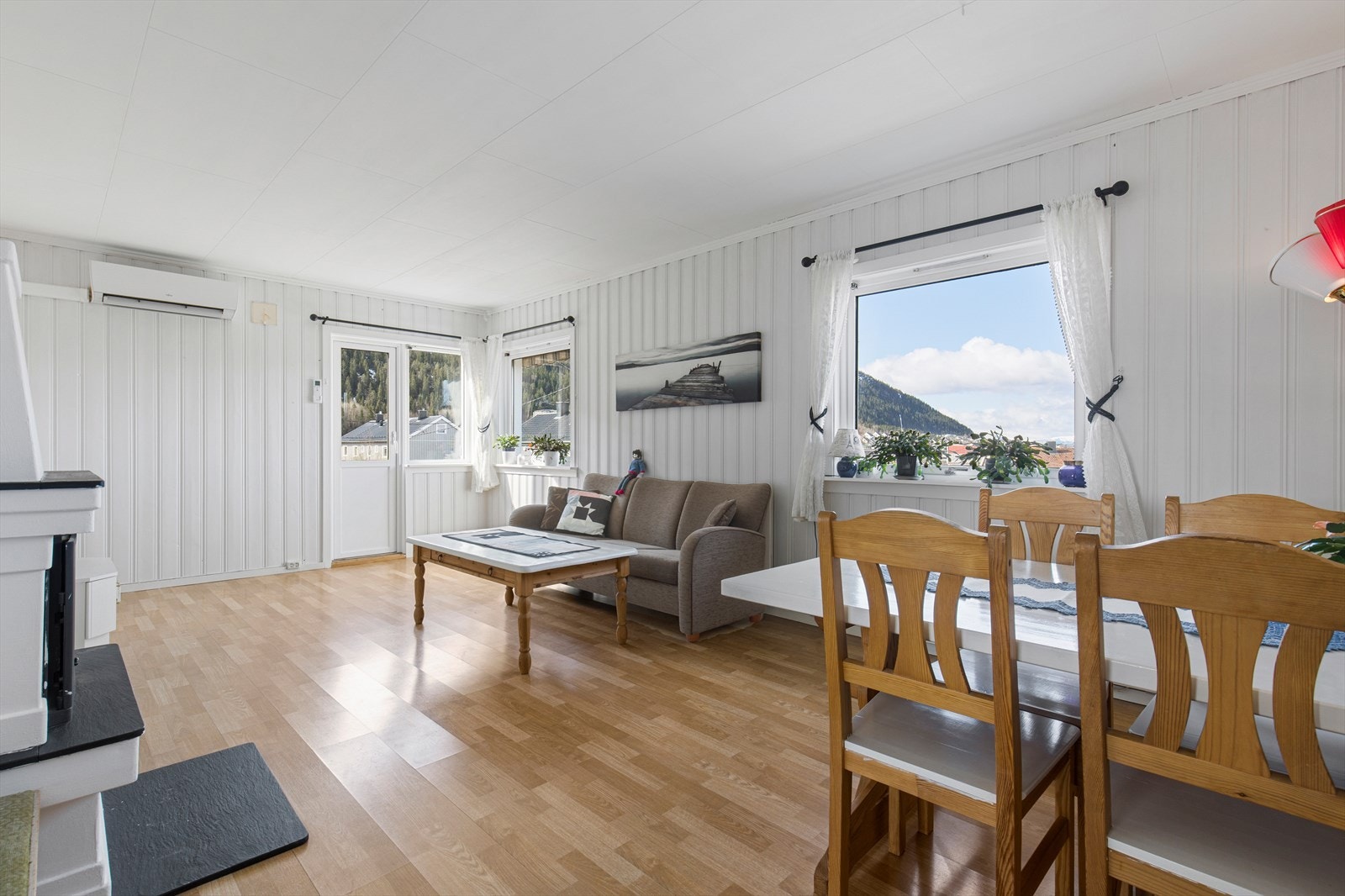 Fra stuen har du adkomst til en solrik terrasse Galleribilde