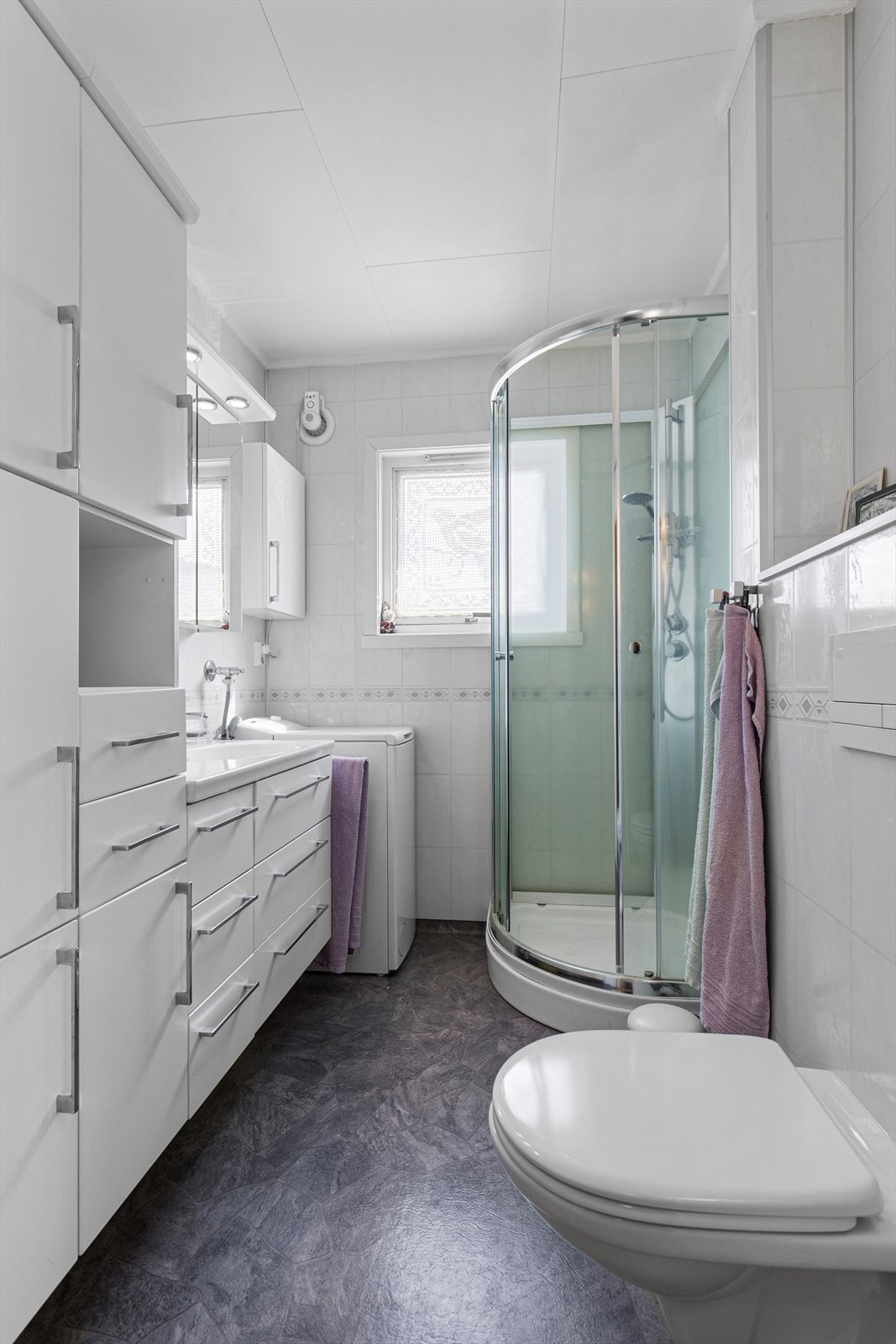Badet er renovert i 2013, har godt med skapplass og er lyst og pent. Galleribilde