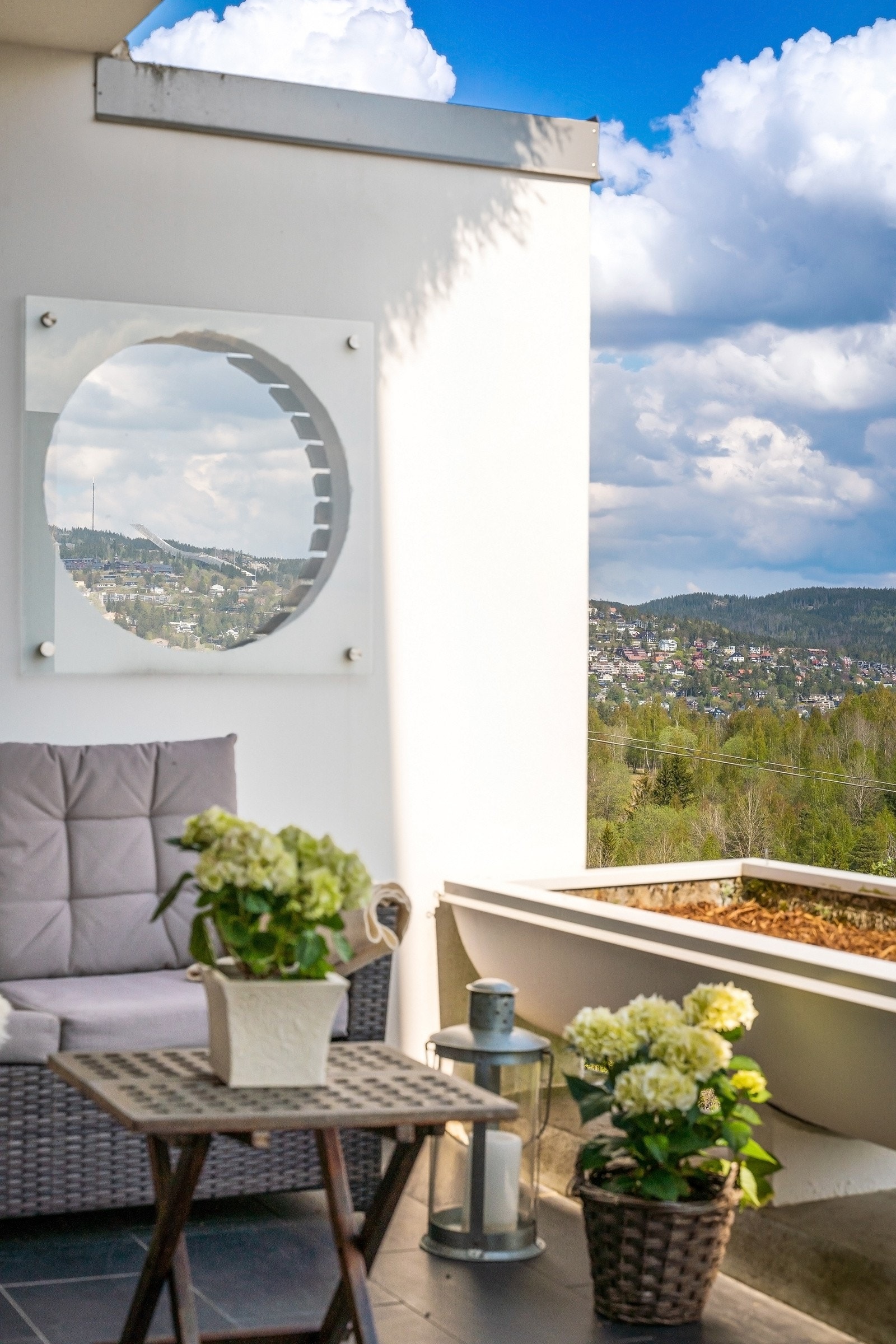 Her har du fantastisk utsikt over Holmenkollen, Oslo by og Oslofjorden. Galleribilde