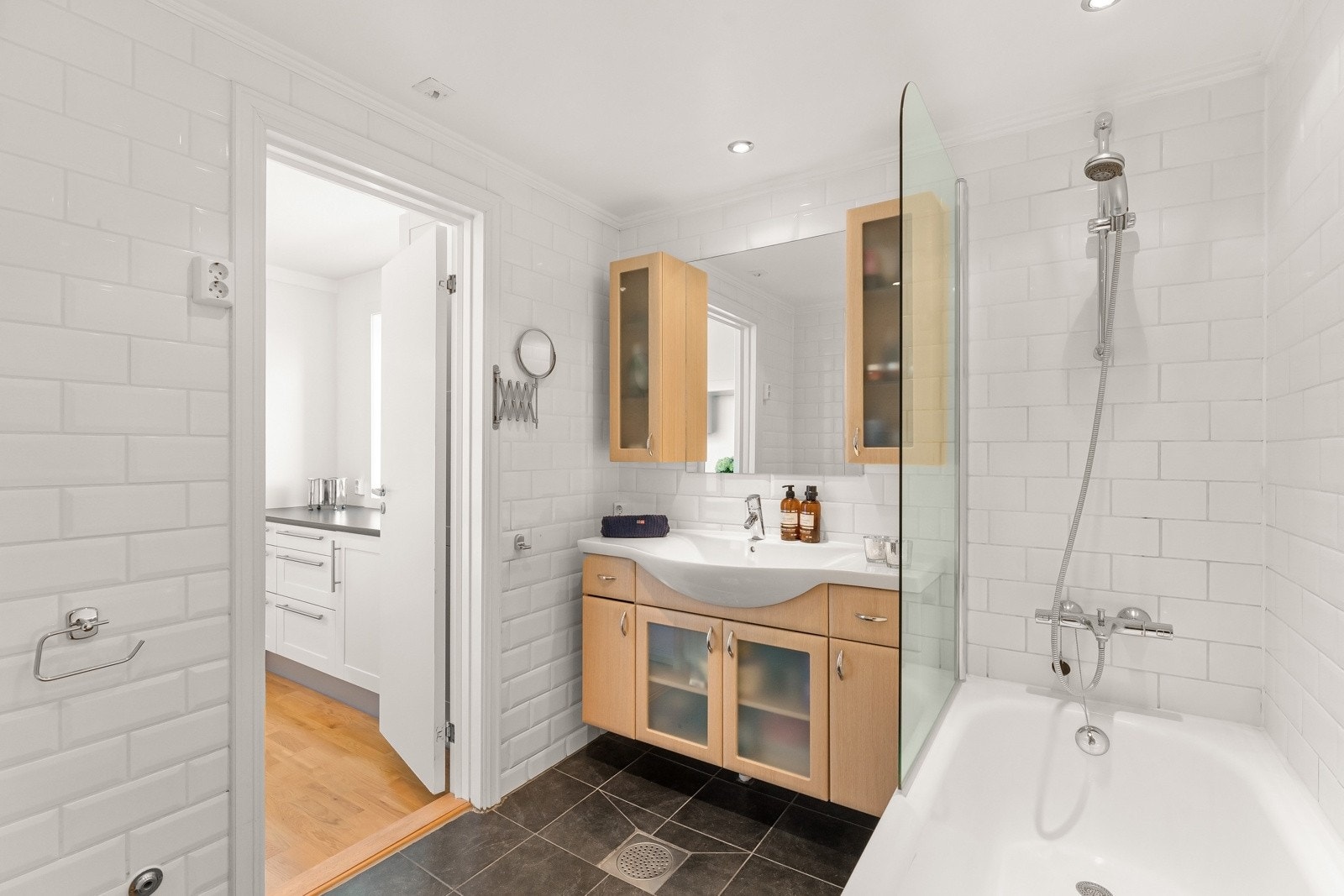 Badet er innredet med badekar, servant med underskap. Varmekabler i gulv. Galleribilde
