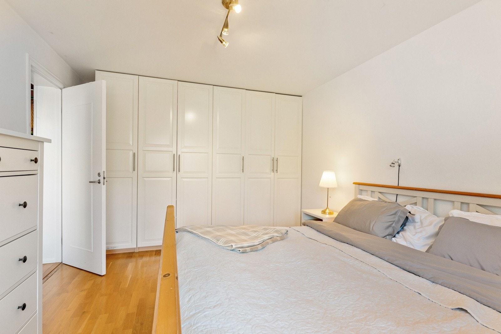 Det er ellers god plass til dobbeltseng, nattbord e.l. Galleribilde