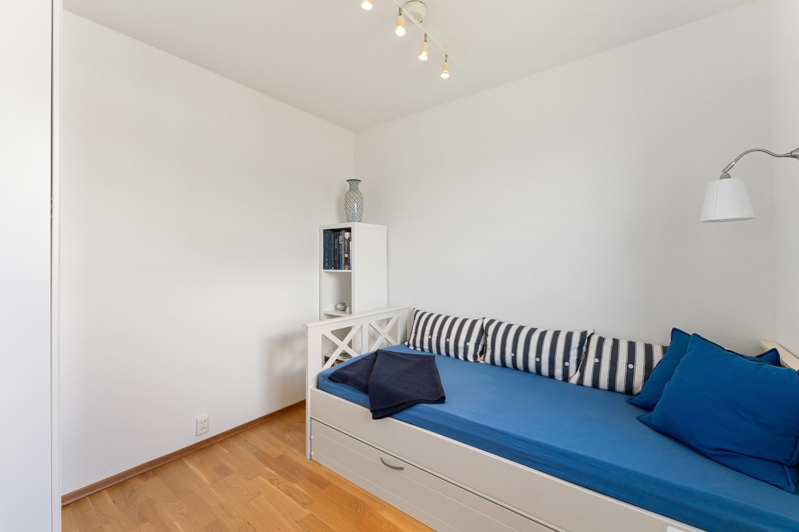 Soverom 2 har god plass til seng, kommode, garderobe e.l. Galleribilde