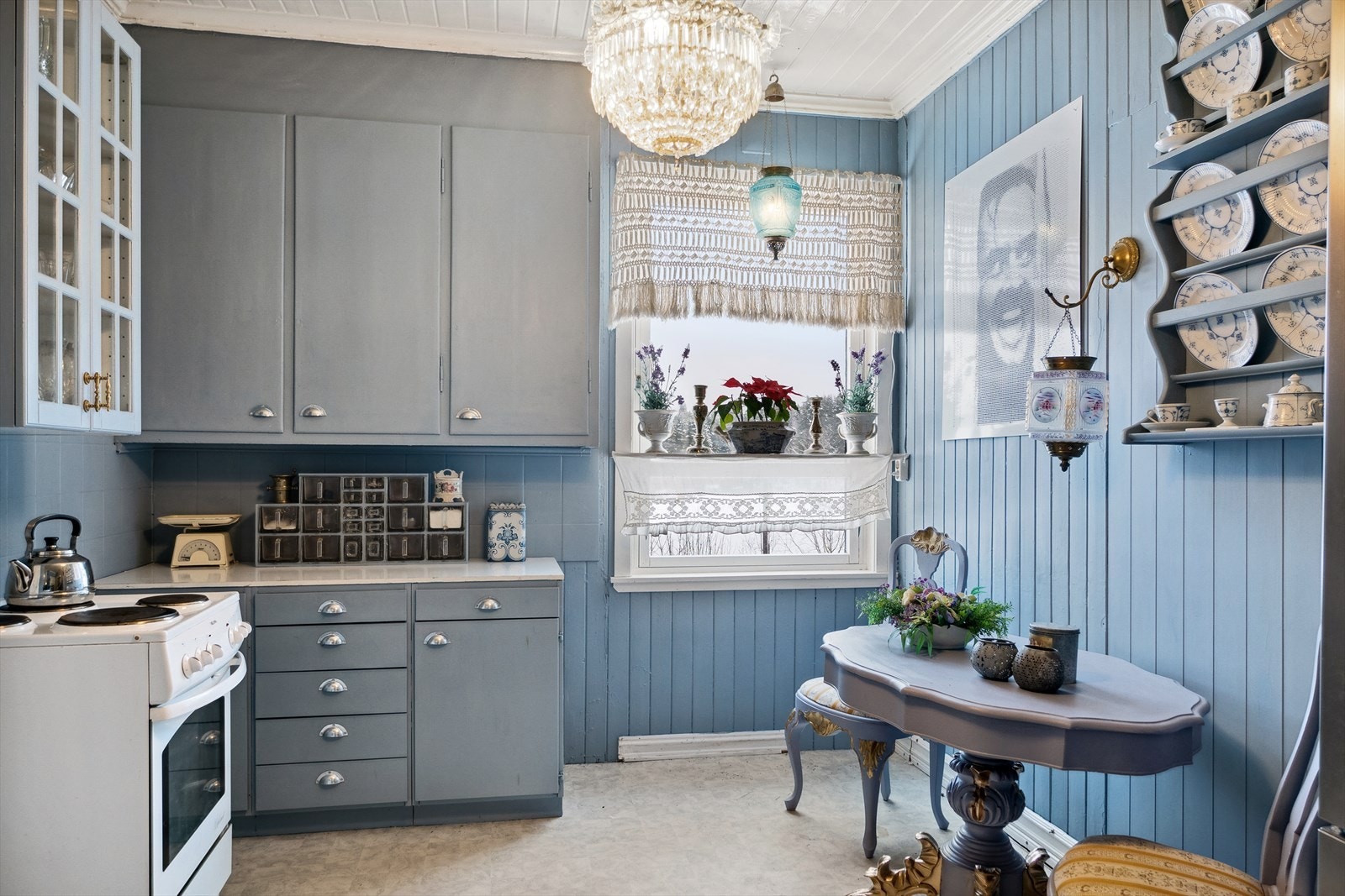 Kjøkken i leiligheten i 2. etasje Galleribilde