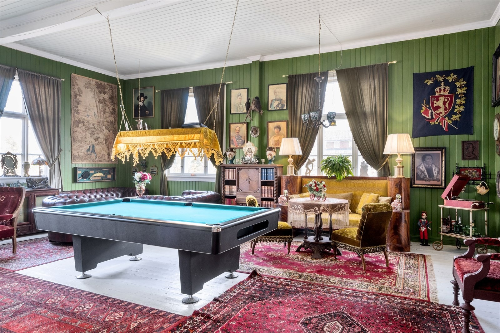 En av tre store stuer i første etasje Galleribilde