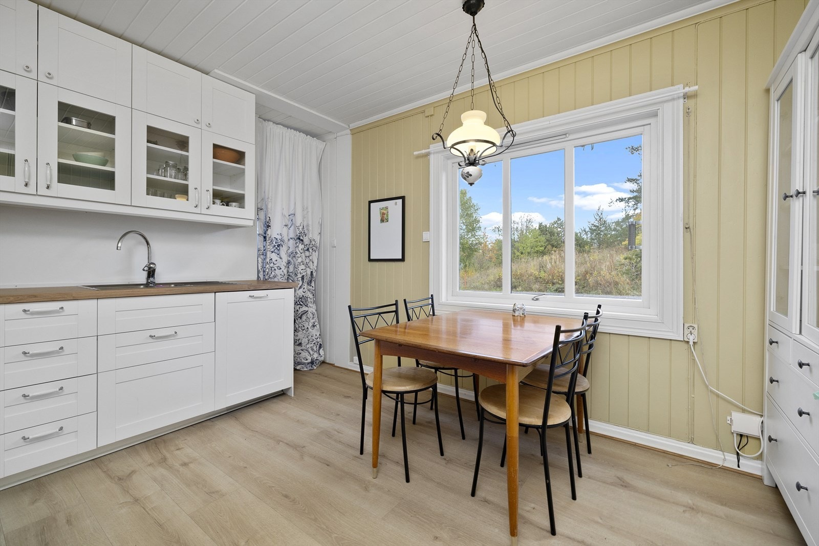 Tiltalende kjøkkeninnredning med lyse, profilerte fronter. Galleribilde