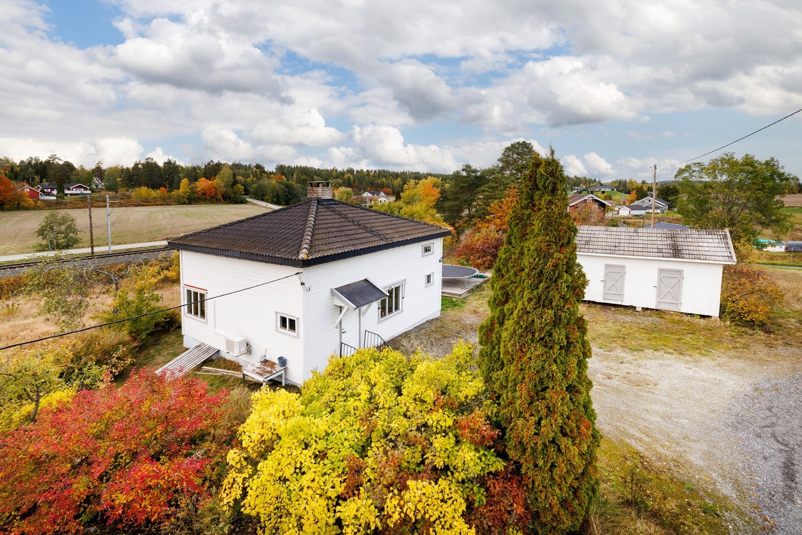 Eiendommen ligger godt tilbaketrukket i et skjermet område, bare fem minutters kjøretur unna ligger Vikersund sentrum med de fleste fasiliteter. Galleribilde