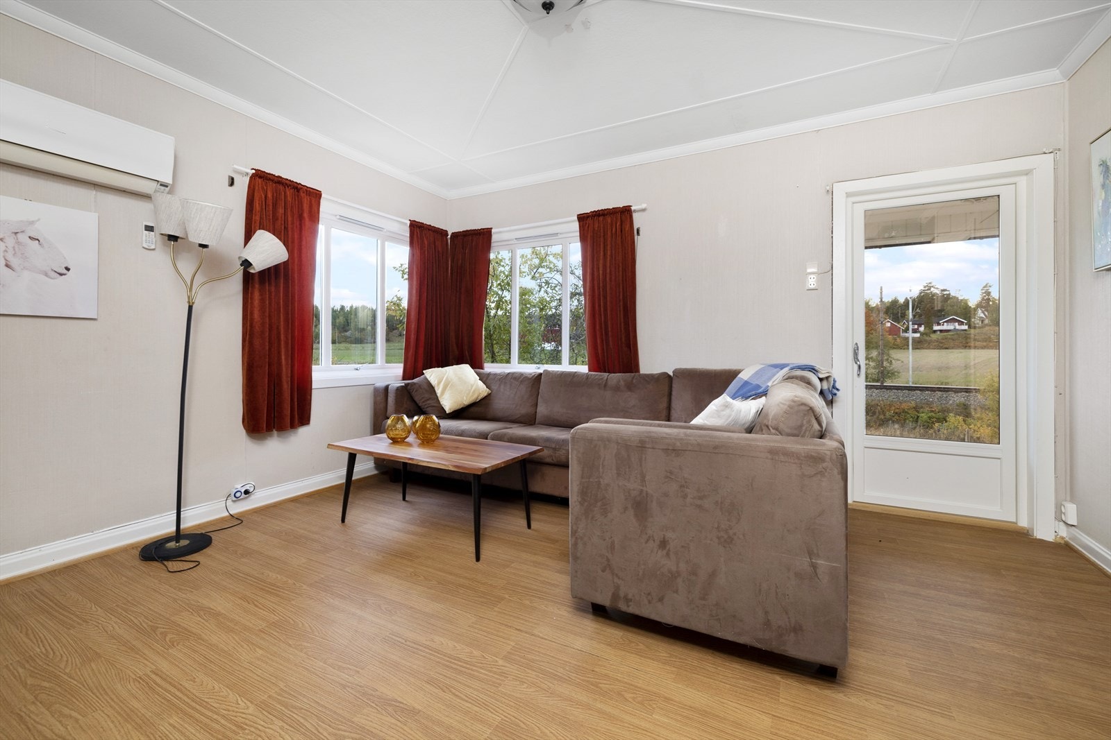 Stuen har store vindusflater og fint med naturlig lys. Galleribilde