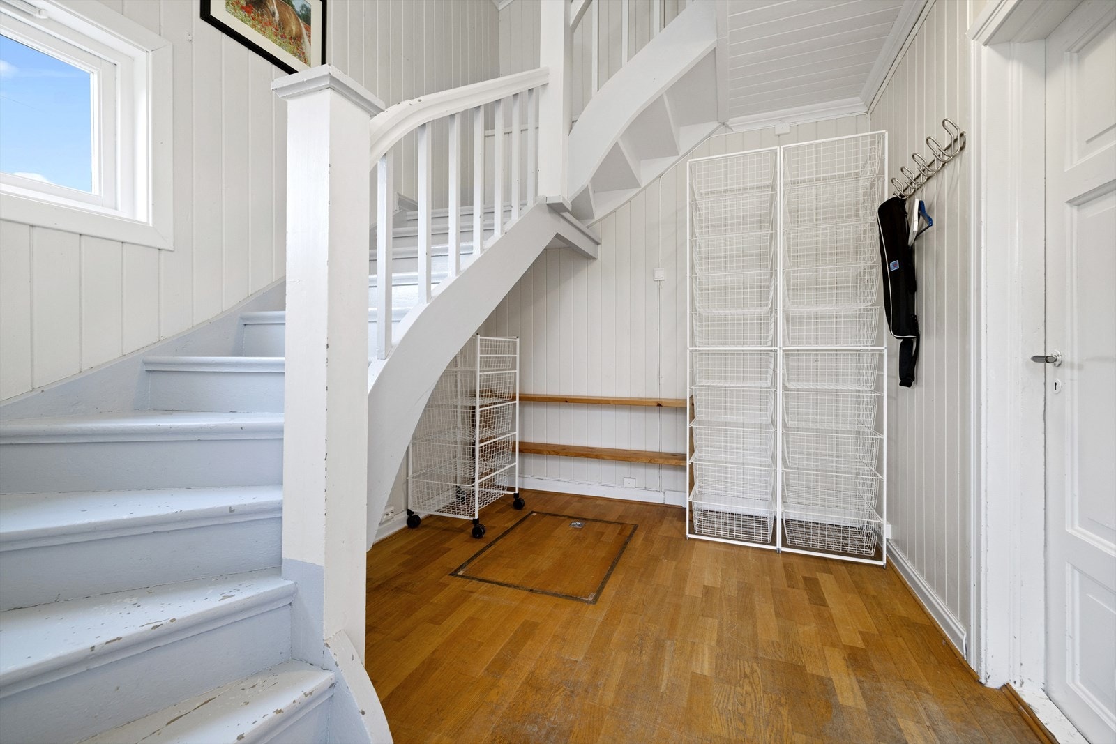 Gang med god plass for yttertøy. Galleribilde