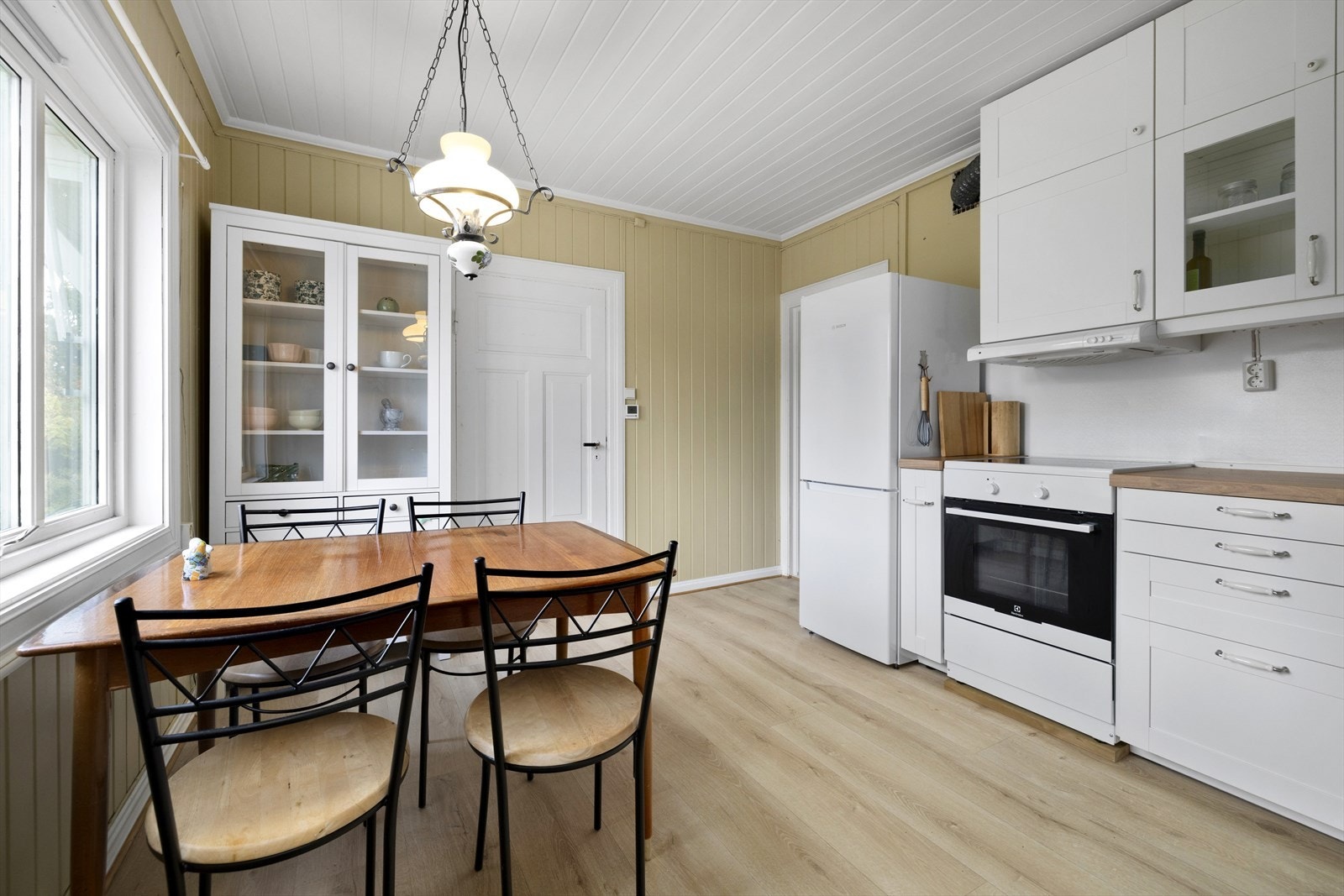 Innredningen har avsatt plass til frittstående hvitevarer. Galleribilde