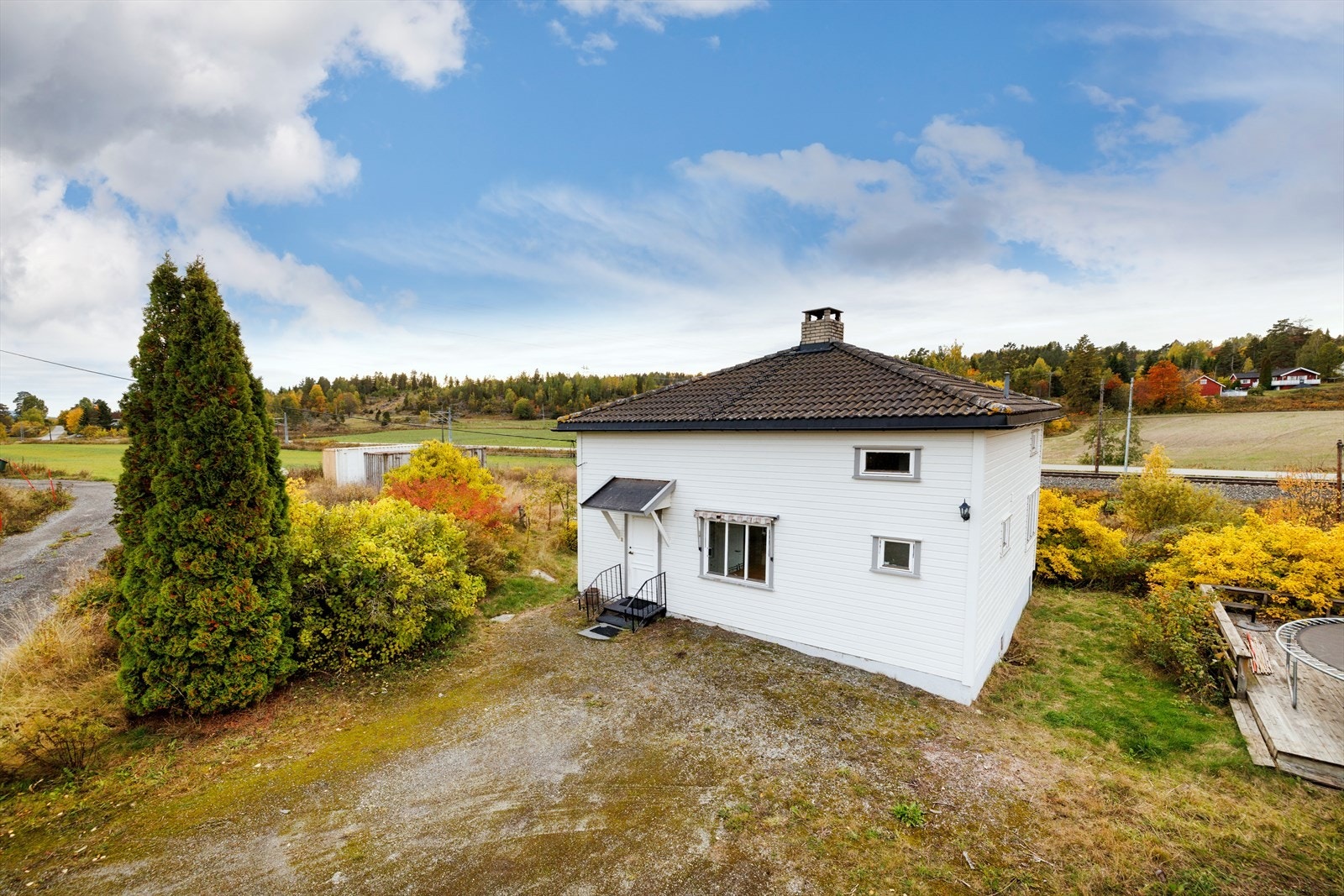 Landlig beliggende enebolig på stor eiet tomt. Galleribilde