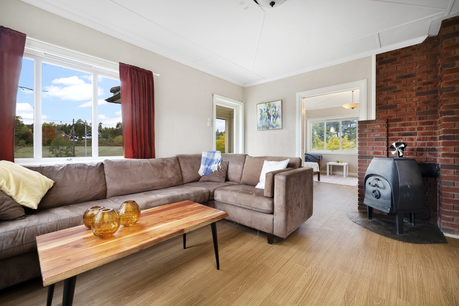 Lys og trivelig stue med varmende peisovn. Galleribilde