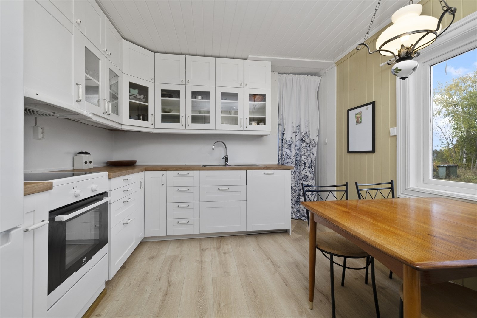 Det er god plass til et kjøkkenbord.. Galleribilde