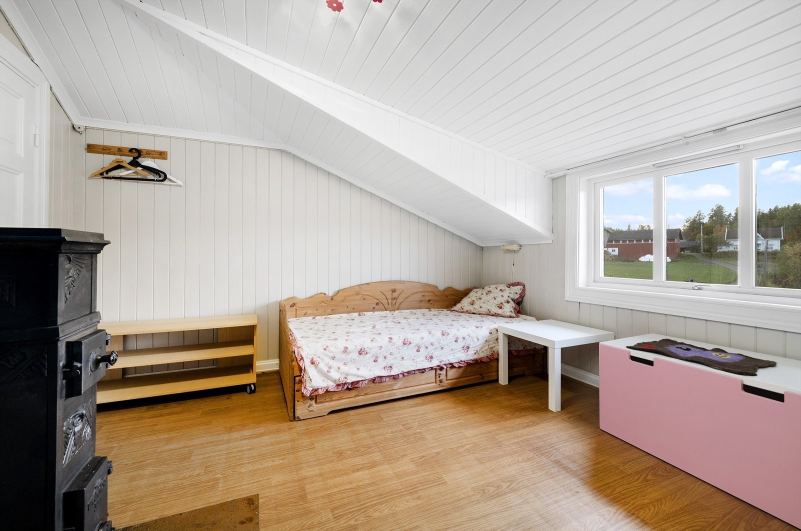 Romslig soverom med vedovn i 2. etasje. Galleribilde