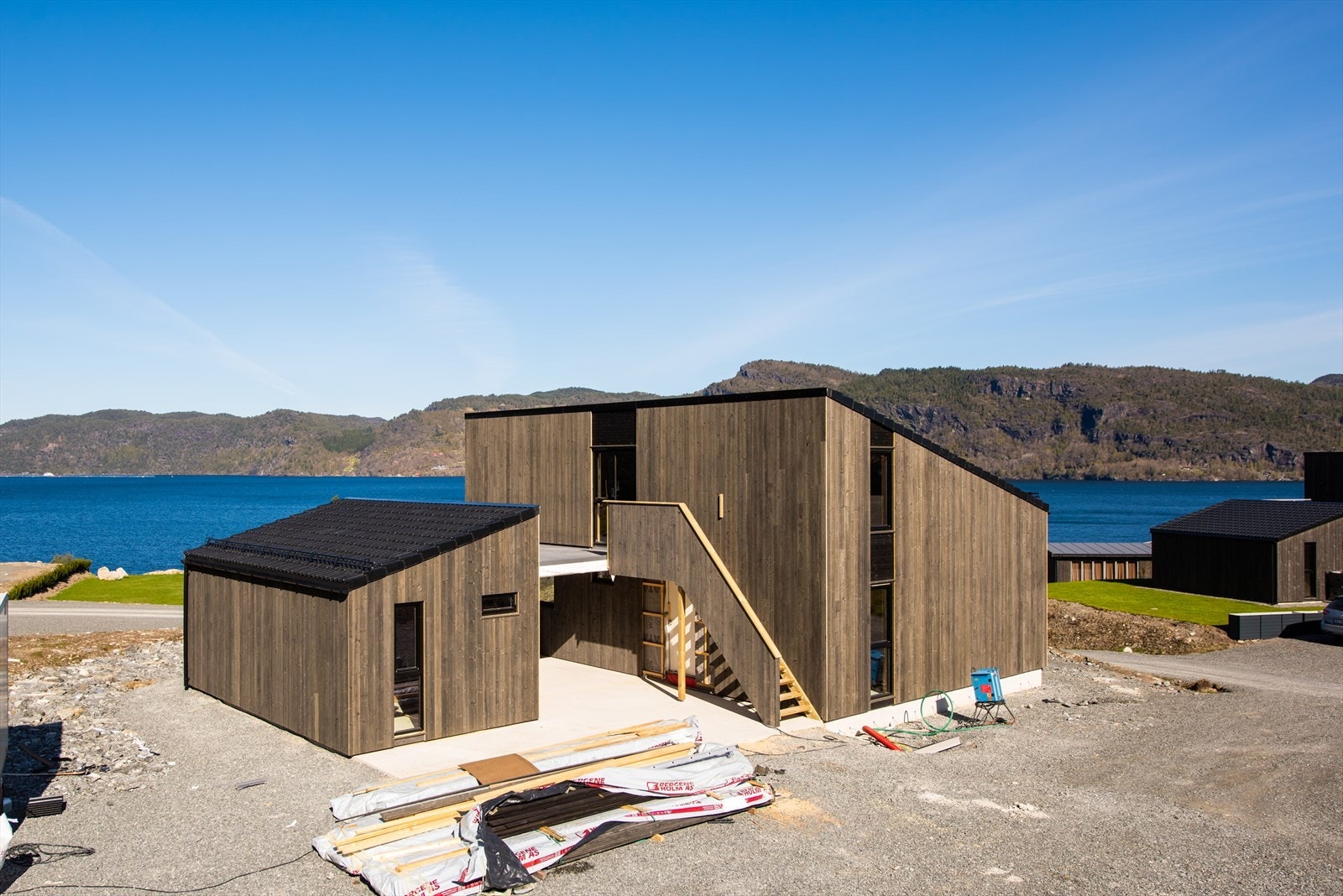 Lekker arkitekttegnet hytte som er under oppføring. Galleribilde