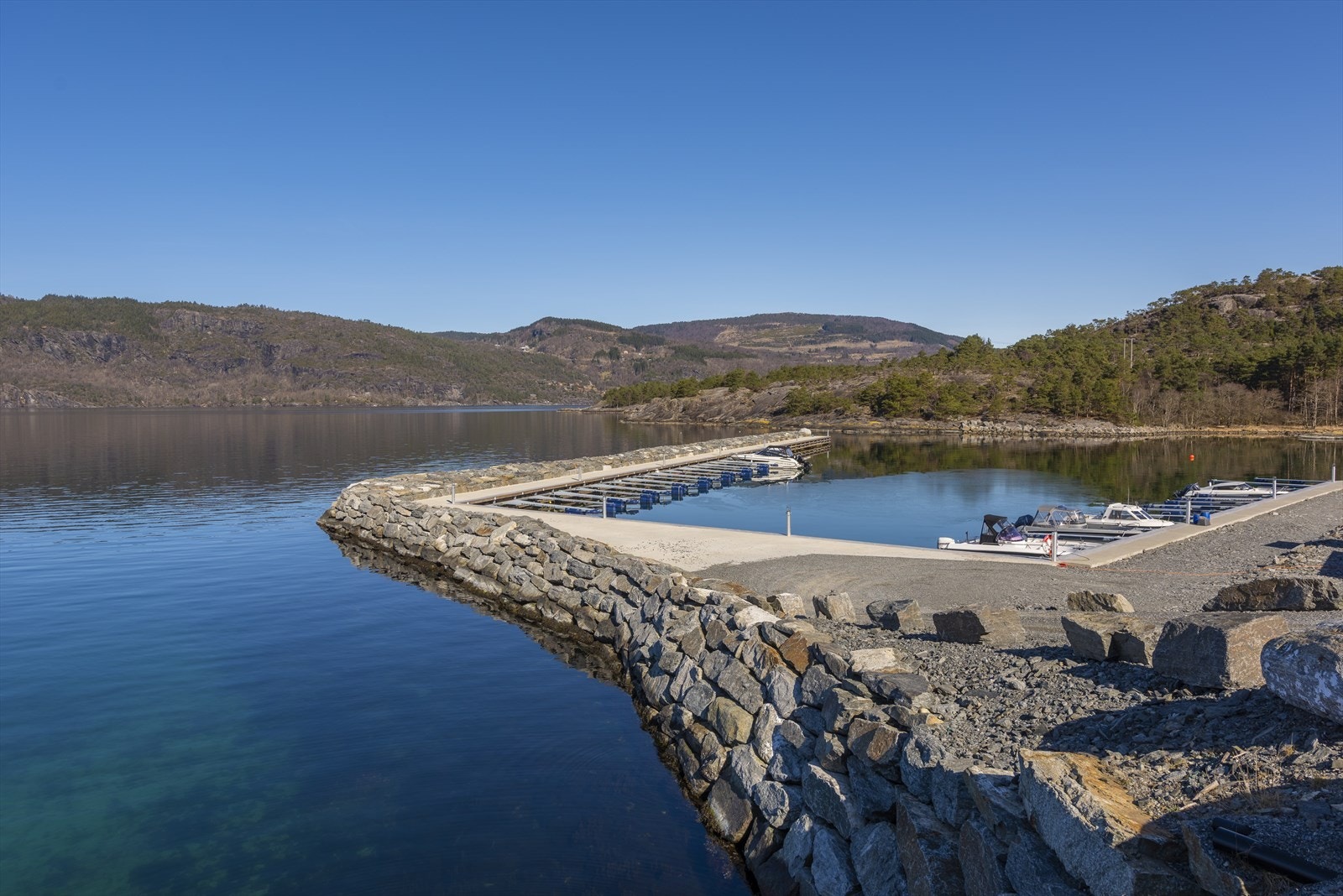 Flott båthavn hvor det er mulighet for kjøp av stor båtplass og etter hvert sjøbod. Galleribilde