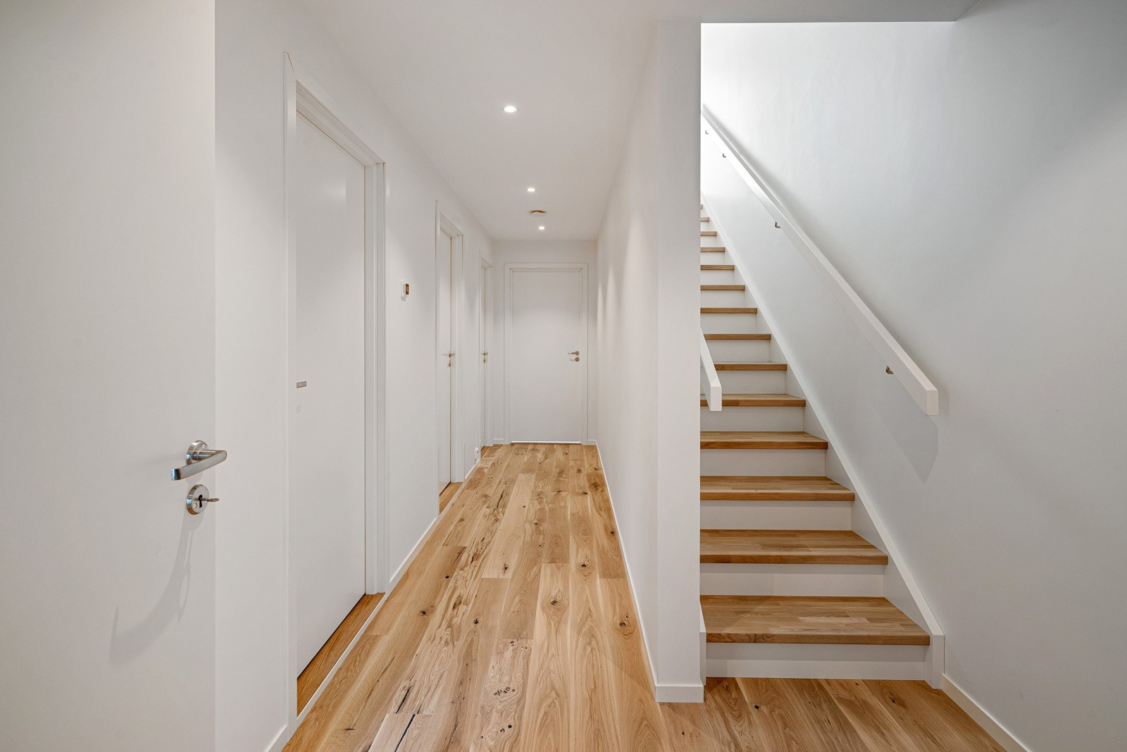 Trapp til 1. etasje - Det er rikelig med lagringsplass under trappen