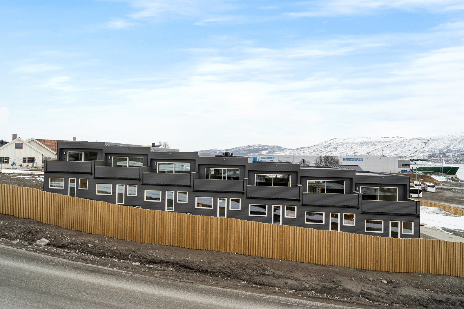Gode bussforbindelser, nært butikk, UNN/UIT, fotballhall, skole, barnehage og flotte turområder sommer og vinter