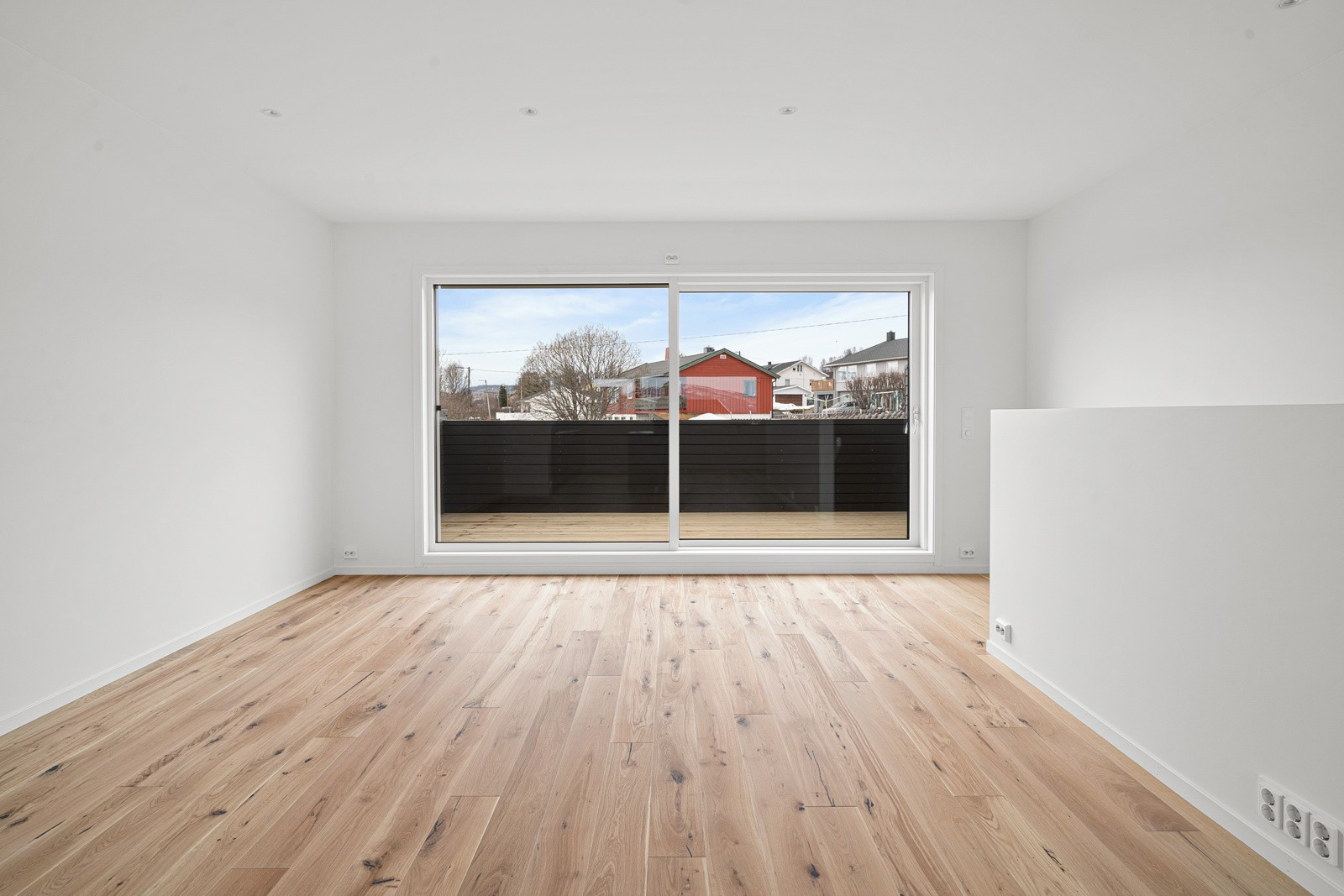 Fra stuen er det skyvedør til sørvestvendt veranda med sol fra morgen til kveld