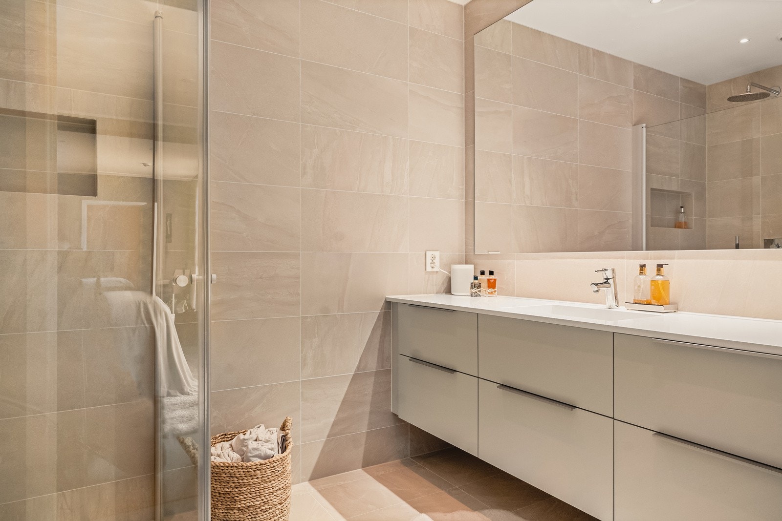 Badet er innredet med vegghengt toalett, dusj m/glassvegger og baderomsinnredning. Galleribilde