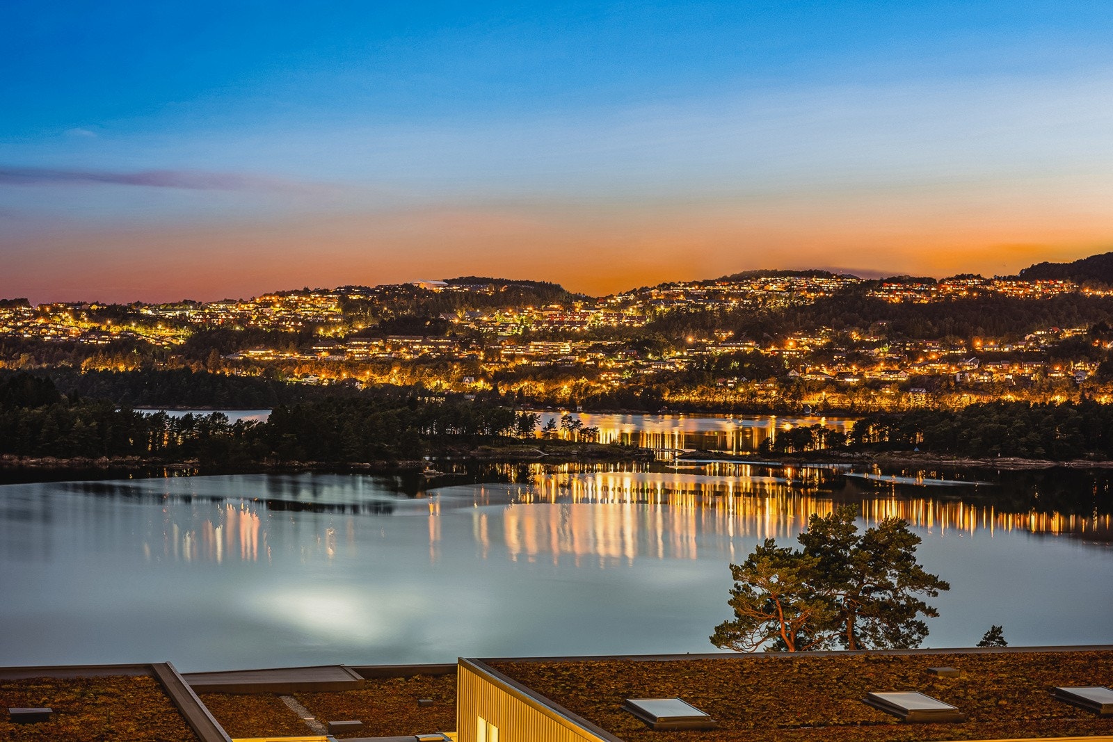 Her ruver du fint over Nordåsvannet med fantastisk utsikt. Galleribilde