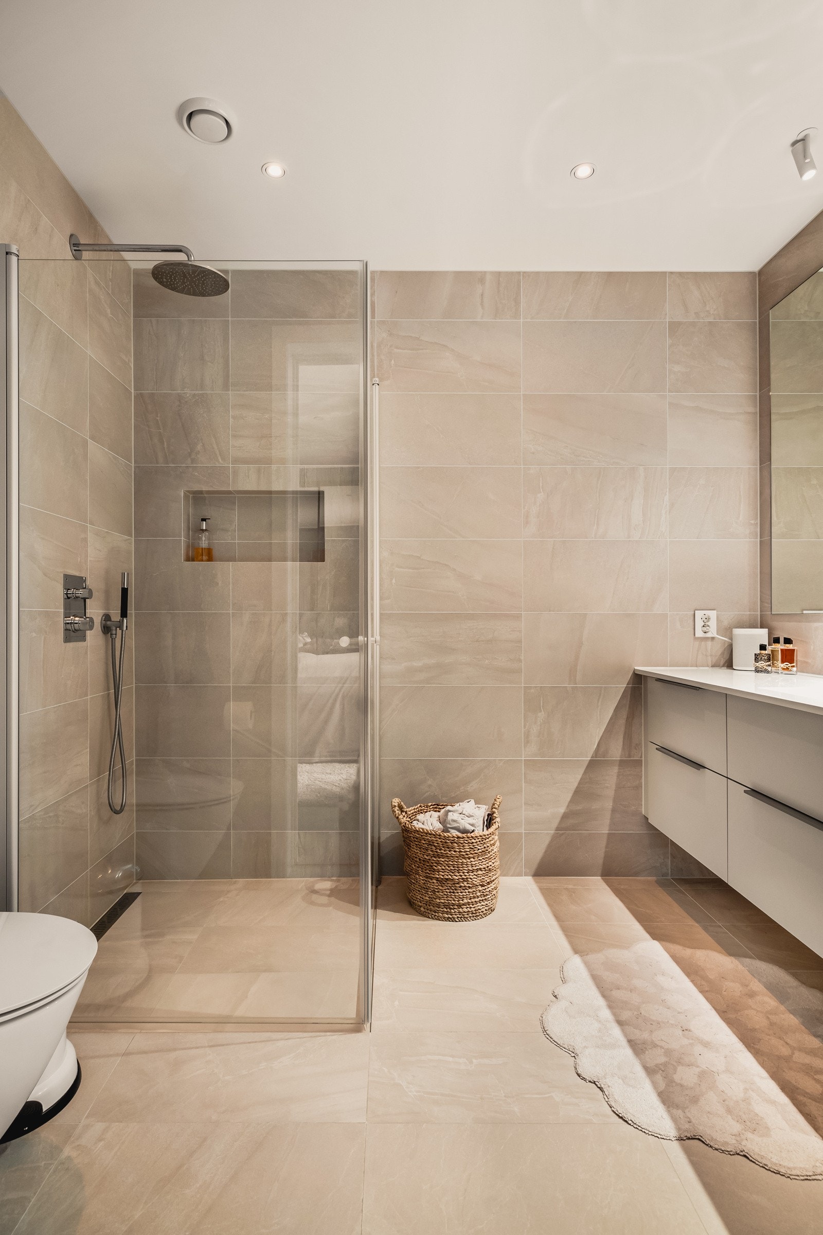 Badet er helfliset og har en slett malt himling med dowlights. I gulvet er det vannbåren varme. Galleribilde