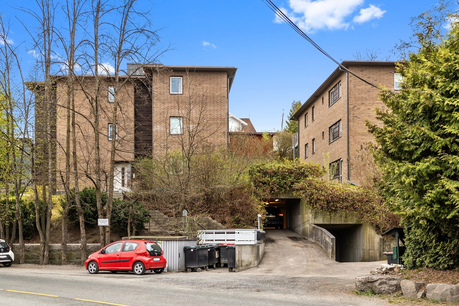 Innkjøring til parkeringskjeller, heis til alle etasjer Galleribilde