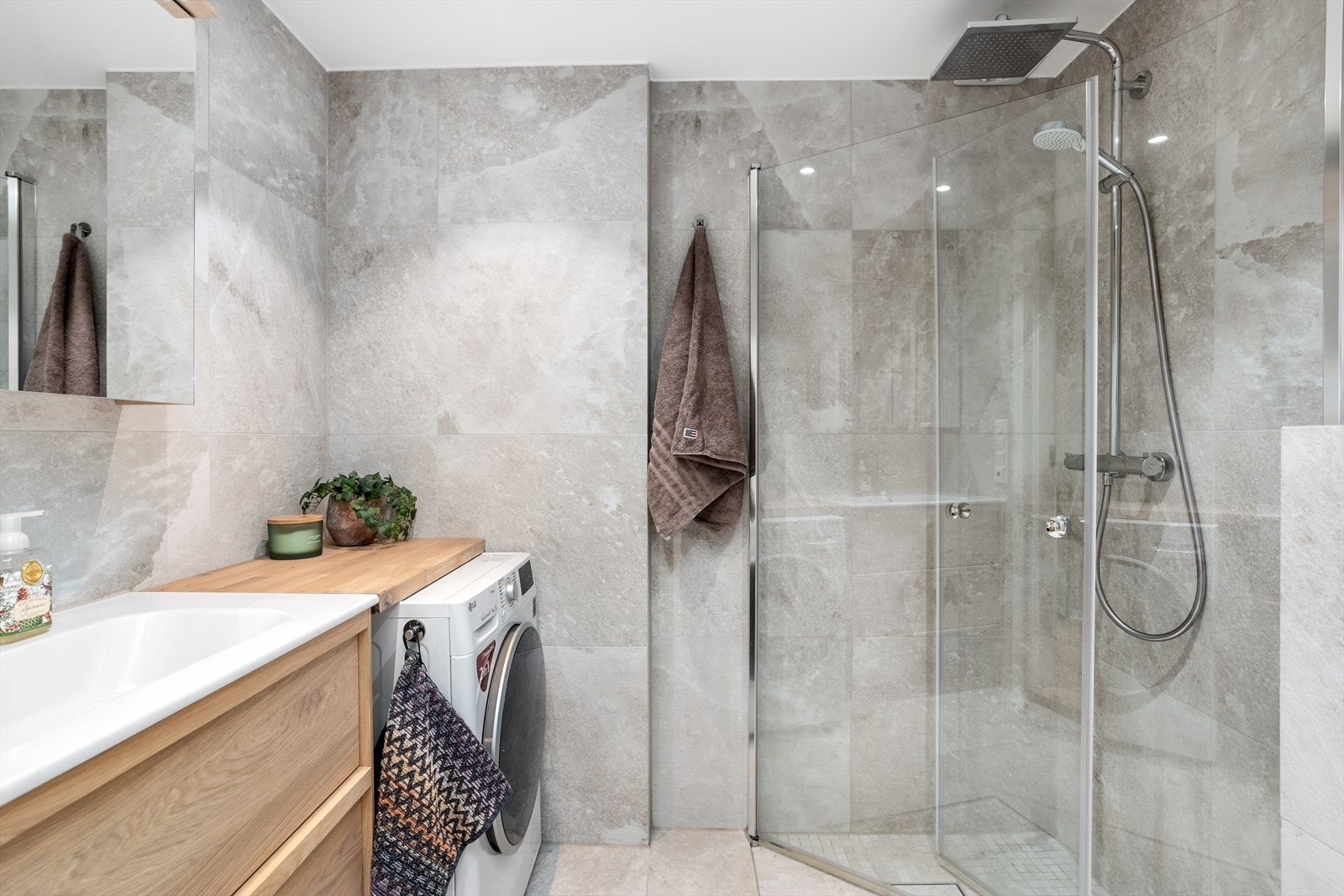 Pent flislagt bad fra 2021 med varmekabler i gulv og rain shower Galleribilde